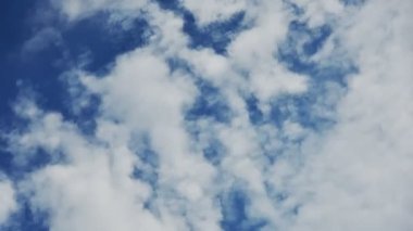 4K zaman kaybı, güzel hareketler mavi gökyüzü arka planında beyaz bulutlar. Görüntüler kabarık beyaz bulutlar mavi gökyüzü. 