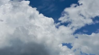 4K zaman kaybı, güzel hareketler mavi gökyüzü arka planında beyaz bulutlar. Görüntüler kabarık beyaz bulutlar mavi gökyüzü. 