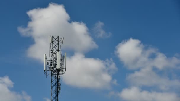 Lapso Tempo Torres Telecomunicações Com Nuvens Movimento Fundo Céu Azul — Vídeo de Stock