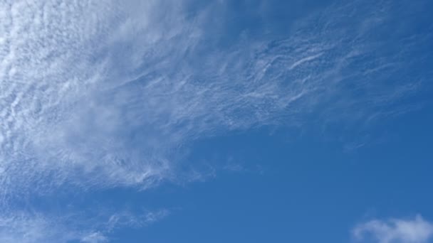 Czas Mija Piękne Ruchy Białe Chmury Tle Niebieskiego Nieba Nagranie — Wideo stockowe