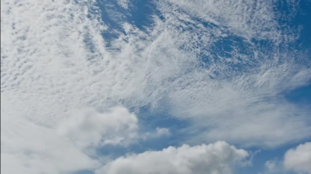 4K時間経過 青い空の背景に美しい動き白い雲 ビデオフッテージ時間経過のふわふわ白い雲青空 — ストック動画