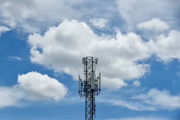 Τηλεπικοινωνιακοί Πύργοι Σύννεφα Κίνησης Στο Φόντο Του Μπλε Ουρανού Πύργος — Φωτογραφία Αρχείου