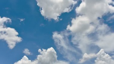 4K zaman kaybı, güzel hareketler mavi gökyüzü arka planında beyaz bulutlar. Kabarık beyaz bulutların mavi gökyüzünün zaman aşımına uğramış görüntüsü..