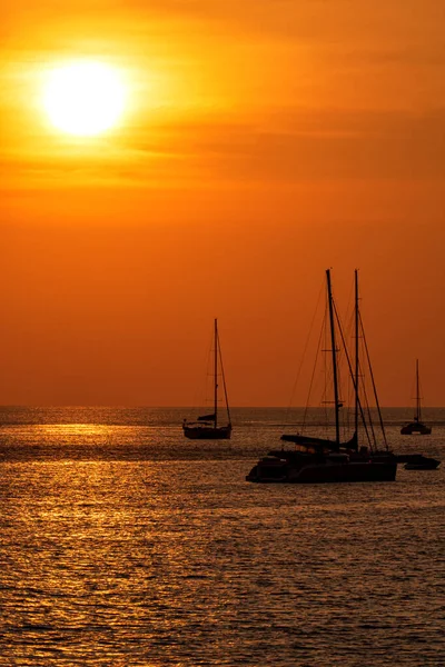 Silueta Barco Playa Mar Con Fondo Atardecer Momento Puesta Del — Foto de Stock