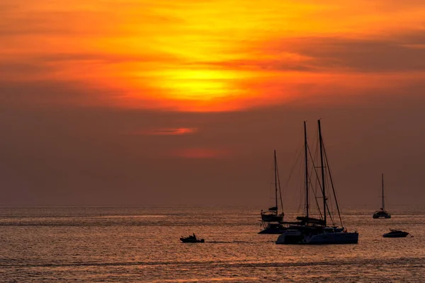 Deniz Sahilinde Gün Batımı Geçmişli Bir Tekne Silueti Phuket Adası — Stok fotoğraf