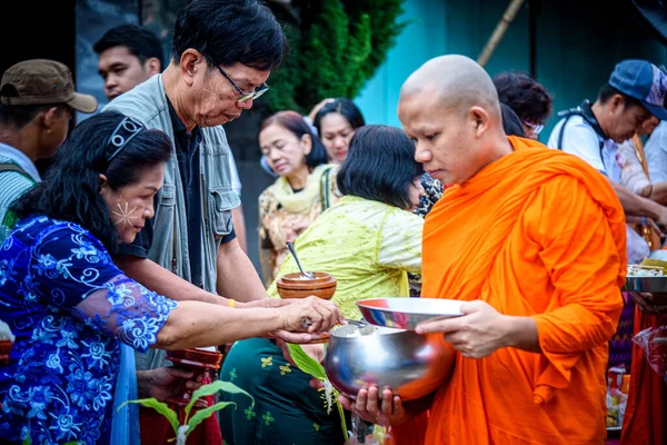 Kanchanaburi Thaïlande Octobre 2017 Les Gens Donnent Aumône Moine Bouddhiste — Photo