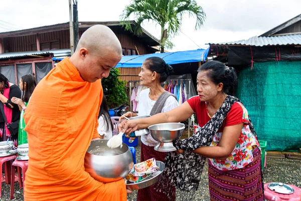 2017年 平成29年 10月5日 午前中に僧侶に施しをする この活動の有名な文化タイ サンクラブリ旧市街の月 — ストック写真