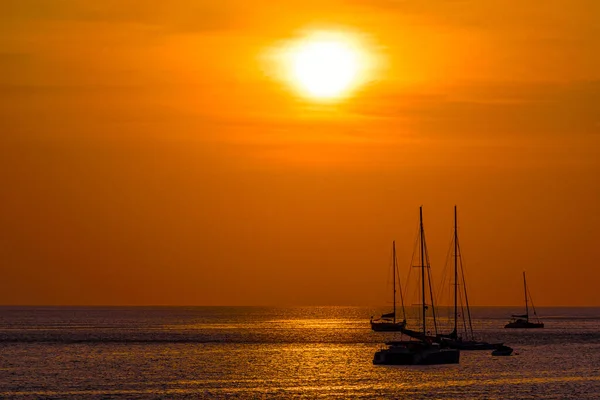 Deniz Sahilinde Gün Batımı Geçmişli Bir Tekne Silueti Phuket Adası — Stok fotoğraf