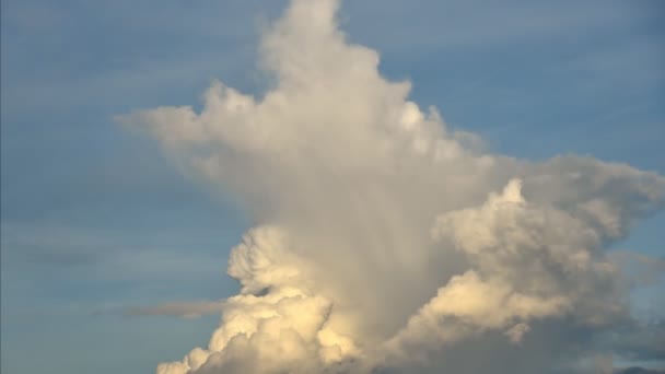 Zeitraffer Schöne Bewegungen Weiße Wolken Auf Blauem Himmel Hintergrund Videomaterial — Stockvideo