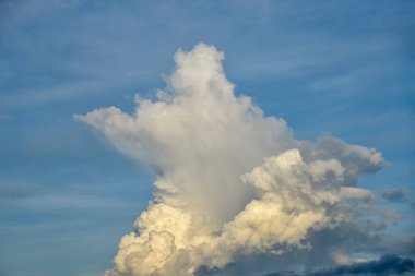Güzel kümülüs bulutları mavi gündüz gökyüzüne karşı. Cumulus pamuk yumağı gibi yumuşak bir buluttur.