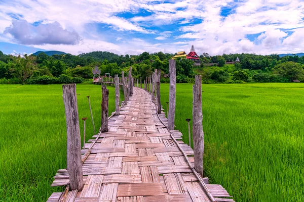 대나무 Bamboy Bridge Mae Hong Son 지방을 가로지르는 Tong 브리지이다 — 스톡 사진