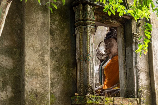 ワット ソムデット旧 タイ寺院 タイのカンチャナブリ県サングラブリにある小さな丘の上のジャングルにある放棄されました 歴史的な目に見えない観光名所 — ストック写真