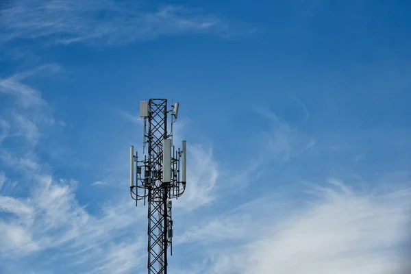 Mavi Gökyüzü Arka Planında Hareket Bulutları Olan Telekomünikasyon Kuleleri Mavi — Stok fotoğraf