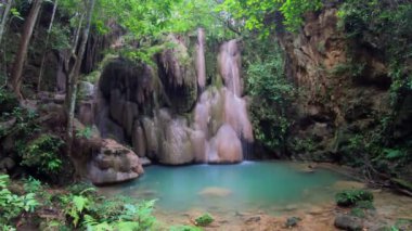 4K Video, Wang Tong Şelalesi Buatong Şelalesi ve Chet Si Fountain Ulusal Parkı, Chiang Mai, Tayland. Derin yağmur ormanlarında şelale