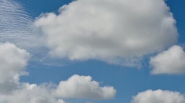 4K zaman kaybı, güzel hareketler mavi gökyüzü arka planında beyaz bulutlar. Kabarık beyaz bulutların mavi gökyüzünün zaman aşımına uğramış görüntüsü..