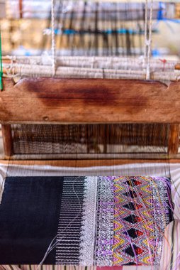 Geleneksel dokuma kumaşı Mae Chaem deseni Tayland 'ın Chiang Mai Eyaleti Mae Chaem Bölgesi dokuma tezgahında henüz tamamlanmadı. Tayland geleneksel dokuma makinesi