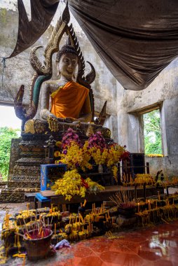 Eski Wat Somdet (Tayland Tapınağı) Sanghklaburi, Kanchanaburi, Tayland 'da küçük bir tepenin üzerinde terk edilmiş olarak bulundu. Tarihsel görünmeyen turistler..