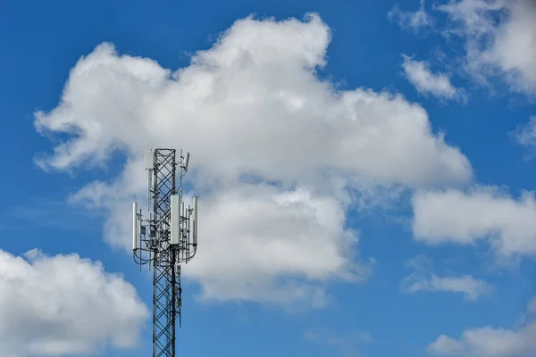Telecommunicatietorens Met Moties Wolken Blauwe Lucht Achtergrond Toren Signaal Blauwe — Stockfoto