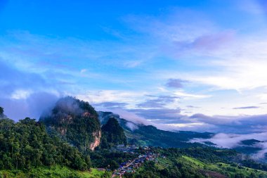 Sabah sisi Phu Pha Mok Baan Jabo, Mae Hong Son 'un Tayland' daki en sevilen turist mekanı. Baan Jabo Tayland 'ın en harika sislerinden biri..