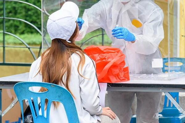 Gli Operatori Sanitari Una Tuta Protettiva Conducono Test Covid Persone — Foto Stock