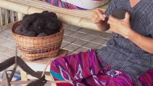 Kobieta Karen Tribal Walcowanie Kuli Brązowej Nici Barwionej Przygotowaniu Ręcznego — Wideo stockowe