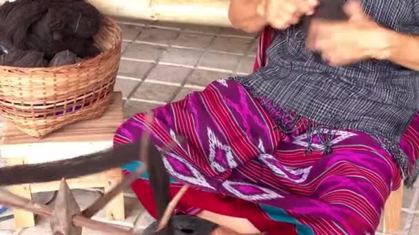 Γυναίκα Karen Tribal Τροχαίο Μια Μπάλα Από Καφέ Βαμμένο Νήμα — Αρχείο Βίντεο