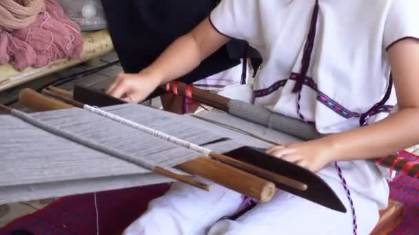 若い女性カレン部族タイの伝統的な織物 カレン族の伝統的な手織りの布を閉じる — ストック動画