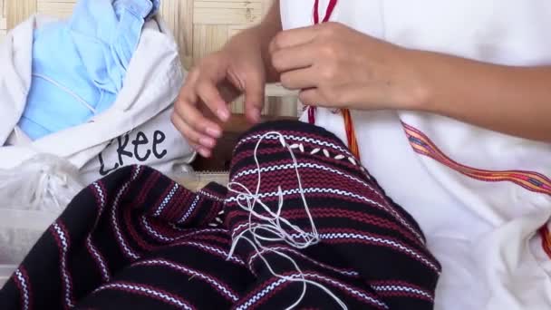 Giovane Donna Karen Tribale Modello Cucito Vista Vicino Chiang Mai — Video Stock