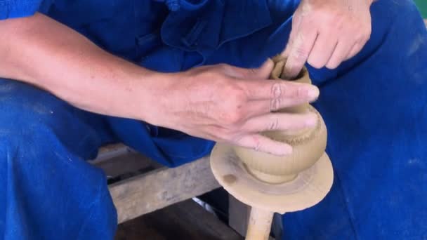 伝統的な陶器作り 粘土で回転する花瓶を形成する陶芸家の手のクローズアップ 工房の彫刻家は粘土の花瓶を作る — ストック動画