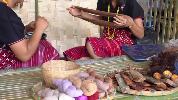 女性カレン族伝統的な衣類や工芸品 チェンマイ 北タイ 東南アジアを織り手の準備で茶色の染色糸のボールを圧延 — ストック動画
