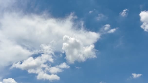 Zeitraffer Schöne Bewegungen Weiße Wolken Auf Blauem Himmel Hintergrund Videomaterial — Stockvideo