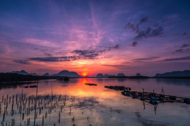 Sabahın köründe Tayland 'ın Phang-Nga bölgesindeki Sam-Chong-Tai balıkçı köyünde güzel bir gökyüzü. Sam Chong Tai köyü Tayland 'ın güneyindeki ünlü turistik mekan..