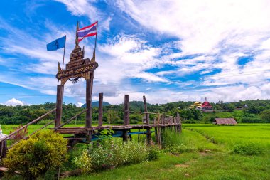 Bambu köprüsünün adı Su Tong Pe köprüsü Mae Hong Son, Tayland 'da. Turistlerin sık sık ziyaret ettiği favori yer.