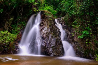 Leva veya Rak Jung Na mon Şelalesi Wiang Haeng Bölgesi, Chiang Mai, Tayland 'da Ban Na mon' da. Derin yağmur ormanlarındaki şelalede