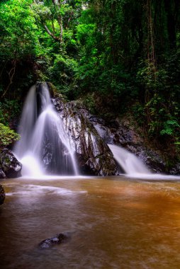 Leva veya Rak Jung Na mon Şelalesi Wiang Haeng Bölgesi, Chiang Mai, Tayland 'da Ban Na mon' da. Derin yağmur ormanlarındaki şelalede