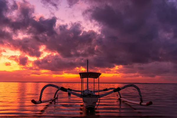 Jukung Ile Güzel Bir Gündoğumu Manzarası Karang Sahili Sanur Bali — Stok fotoğraf
