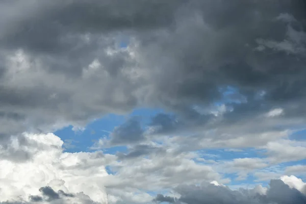 Γκρι Και Λευκά Κυλιόμενα Φουσκωτά Σύννεφα Αιωρούνται Στον Ουρανό Concept — Φωτογραφία Αρχείου