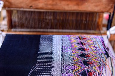 Geleneksel dokuma kumaşı Mae Chaem deseni Tayland 'ın Chiang Mai Eyaleti Mae Chaem Bölgesi dokuma tezgahında henüz tamamlanmadı. Tayland geleneksel dokuma makinesi