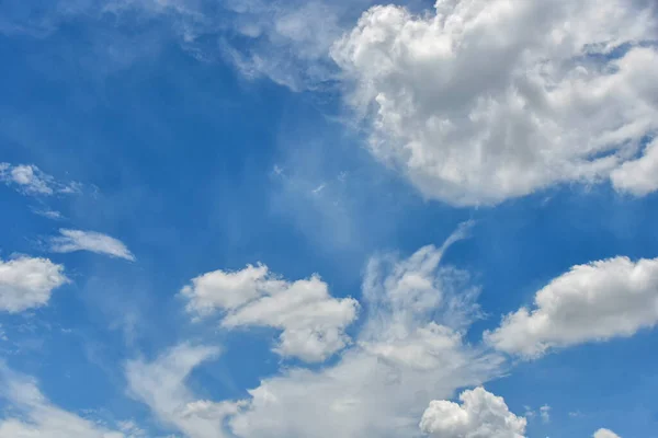 Piękne Cumulus Chmury Błękitnym Niebie Dziennym Cumulus Jest Puszystą Chmurą — Zdjęcie stockowe