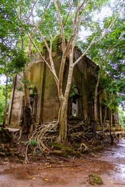 Eski Wat Somdet (Tayland Tapınağı) Sanghklaburi, Kanchanaburi, Tayland 'da küçük bir tepenin üzerinde terk edilmiş olarak bulundu. Tarihsel görünmeyen turistler..