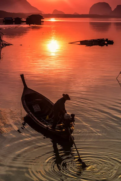Silueta Del Barco Pesquero Que Pescar Amanecer Provincia Ban Sam — Foto de Stock
