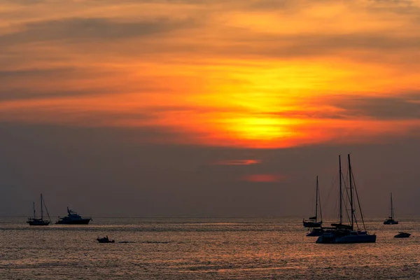 Deniz Sahilinde Gün Batımı Geçmişli Bir Tekne Silueti Phuket Adası — Stok fotoğraf