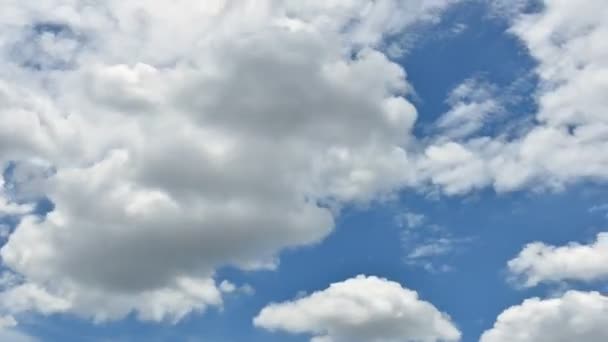 Время Истекает Красивые Движения Белые Облака Голубом Фоне Неба Видеосъемка — стоковое видео