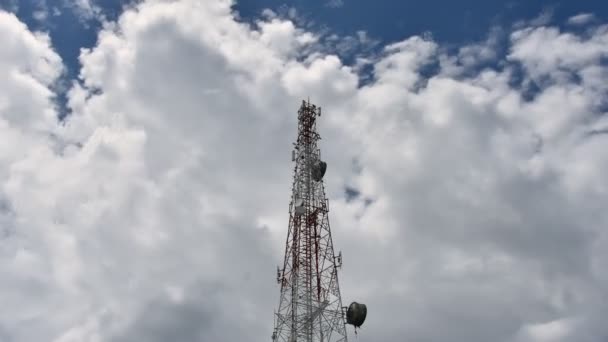 Time Lapse Movimentos Nuvens Brancas Céu Azul Com Torres Telecomunicações — Vídeo de Stock