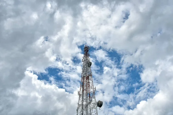 White Clouds Blue Sky Telecommunication Towers Tower Signal Puffy Fluffy — Stock Photo, Image