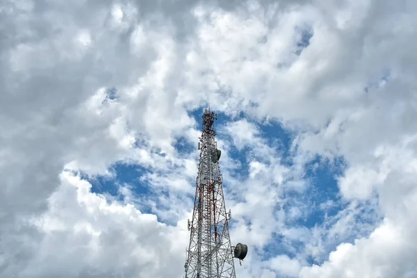 Nuages Blancs Sur Ciel Bleu Avec Des Tours Télécommunication Signal — Photo