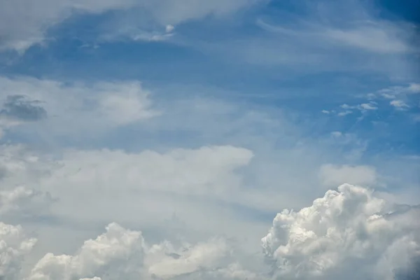 Nuvens Cúmulos Bonitas Contra Céu Azul Diurno Cumulus Uma Nuvem — Fotografia de Stock