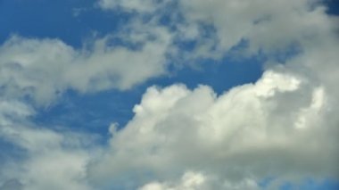 4K zaman aşımı, mavi gökyüzü arka planında beyaz bulutların hareketi. Kabarık beyaz bulutların mavi gökyüzünün zaman aşımına uğramış görüntüsü..