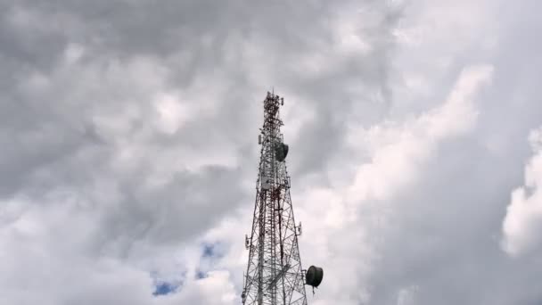 Time Lapse Movimentos Nuvens Brancas Céu Azul Com Torres Telecomunicações — Vídeo de Stock