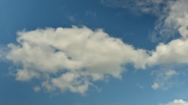 Lapso Tempo Movimentos Nuvens Brancas Fundo Céu Azul Imagens Vídeo — Vídeo de Stock